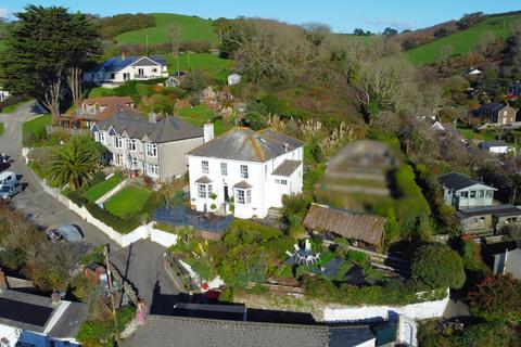 5 bed property, in Higher West End, £750,000