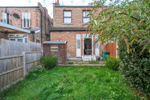 2 bed property, in Ballards Lane, £475,000