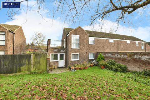 2 bed property, in Selby Court, £59,000