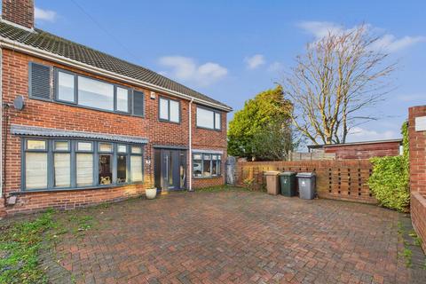 4 bed property, in Barton Close, £450,000