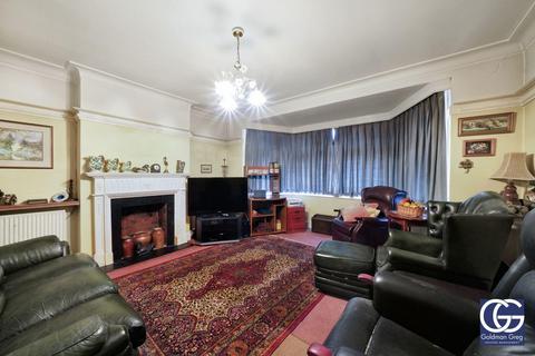5 bed property, in Barn Hill, £960,000