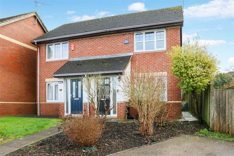 2 bed property, in Hamblings Close, £465,000
