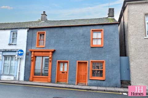 2 bed property, in Fountain Street, £235,000