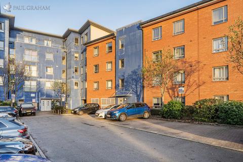 1 bed property, in Cleeve Way, £160,000