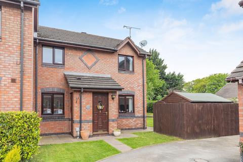 2 bed property, in Honeyfields, £295,000