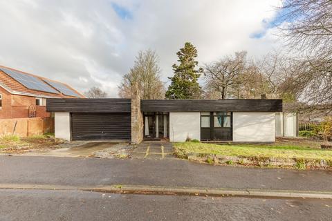 4 bed property, in Broomhill Avenue, £370,000