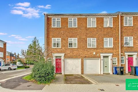 3 bed property, in Ashburnham Close, £845,000