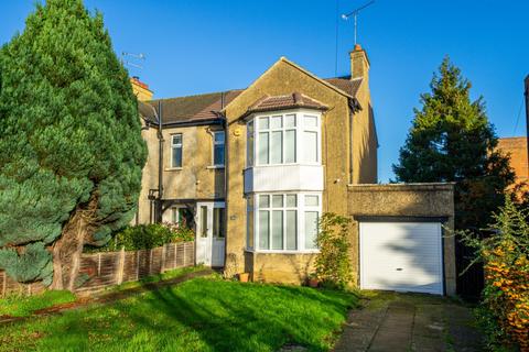 3 bed property, in Soulbury Road, £425,000