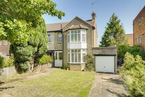 3 bed property, in Soulbury Road, £425,000