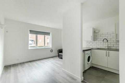 1 bed property, in St Benedicts Close, £245,000