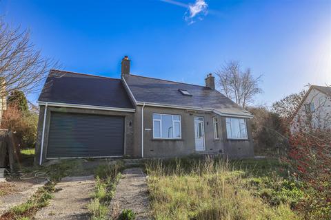 3 bed property, in Hallowdene, £599,950