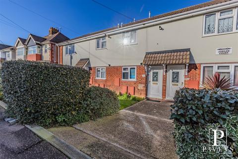 2 bed property, in Woodberry Way, £175,000
