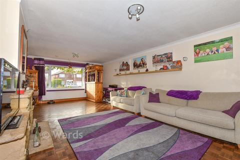5 bed property, in Park Farm Close, £625,000