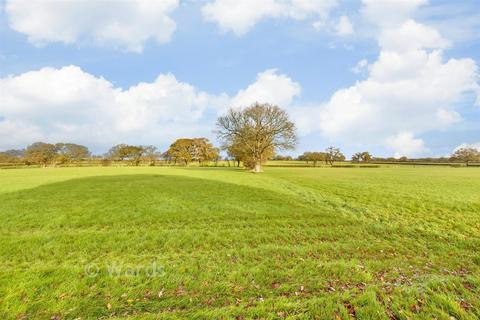 5 bed property, in Park Farm Close, £625,000
