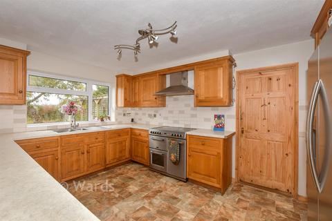 5 bed property, in Park Farm Close, £625,000