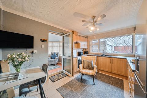 3 bed property, in Pretymen Crescent, £230,000