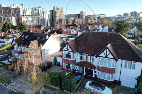 3 bed property, in Park Chase, £750,000
