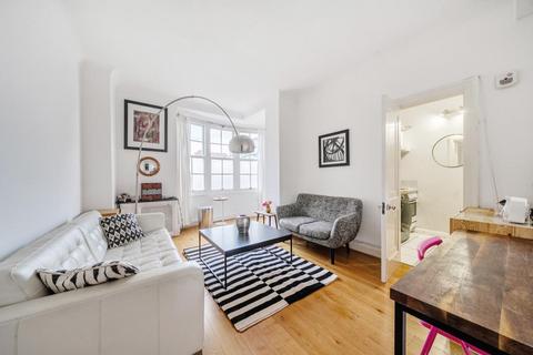 1 bed property, in Queens Court, £475,000