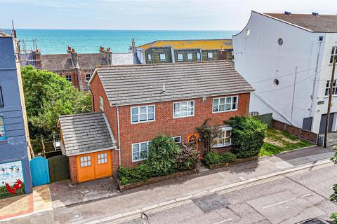 5 bed property, in St. Margarets Road, £550,000