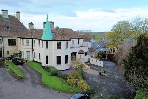 5 bed property, in Manor Road, £735,000