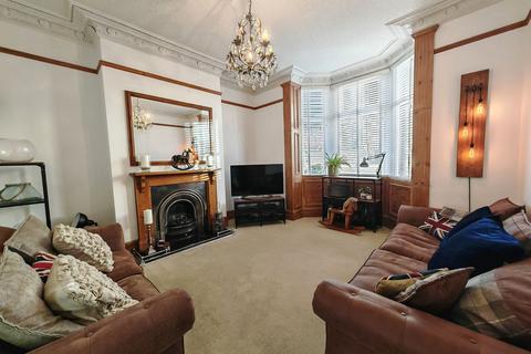 4 bed property, in Woodlands Terrace, £260,000