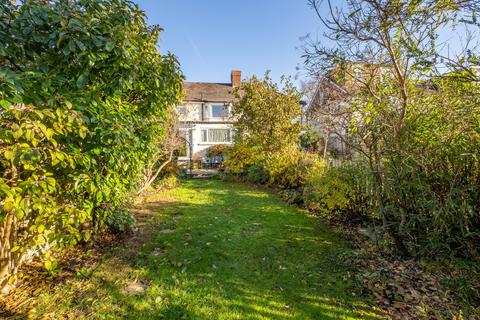 4 bed property, in Kew Crescent, £550,000