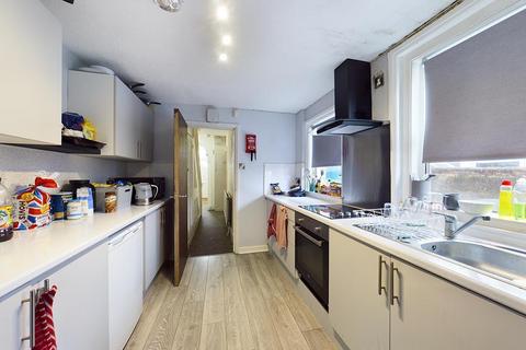 5 bed property, in Milton Road, £300,000