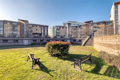 2 bed property, in Kelvin Gate, £175,000