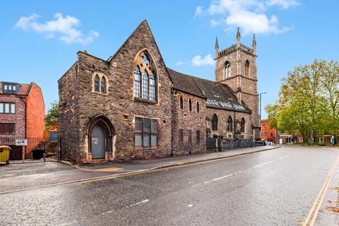 2 bed property, in Lamb Street, £240,000