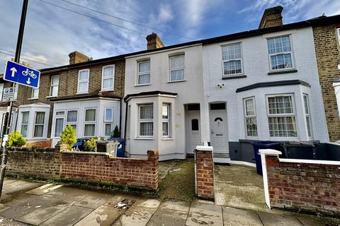 3 bed property, in Featherstone Road, £485,000