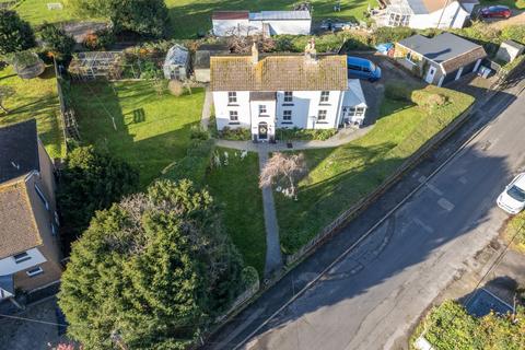 5 bed property, in Chapel Hill, £595,000
