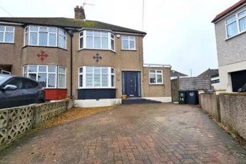 4 bed property, in Maybury Avenue, £450,000