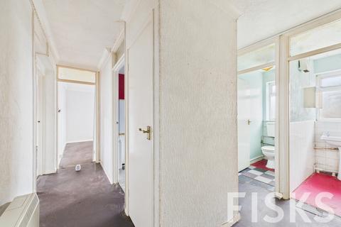 2 bed property, in Castle Lane, £150,000