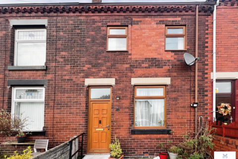 2 bed property, in Moss Lane, £105,000