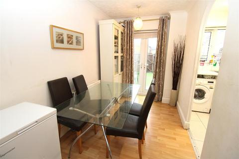 2 bed property, in Mariners Walk, £300,000