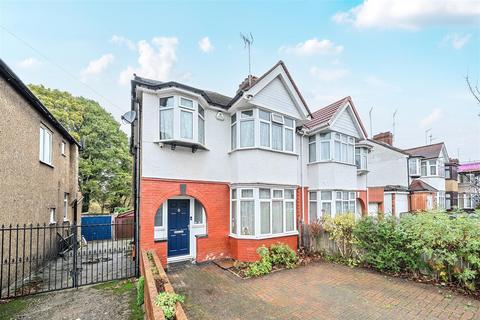 3 bed property, in Colin Gardens NW9, £559,950