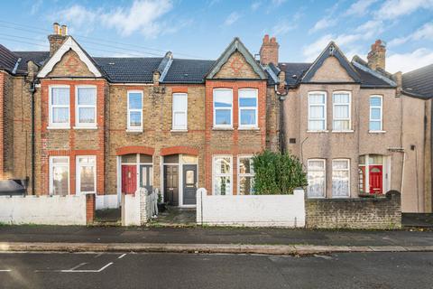 1 bed property, in Burlington Road, £270,000