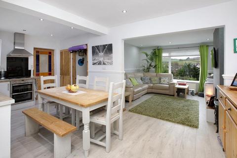 3 bed property, in Deer Park Avenue, £275,000