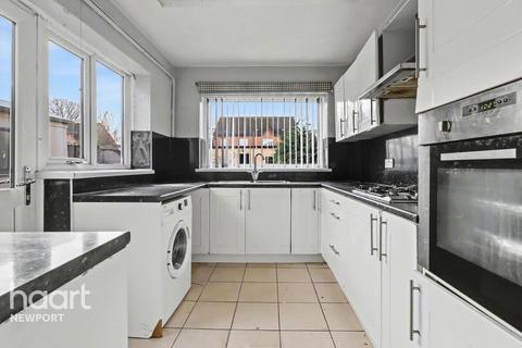 2 bed property, in Barthropp Street, £145,000