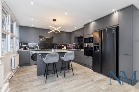 3 bed property, in Sutton SM2, £450,000