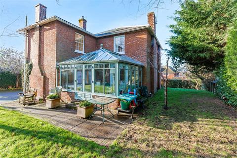 4 bed property, in Yalding Hill, £800,000