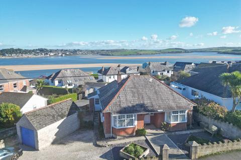 3 bed property, in Dennis Road, £550,000