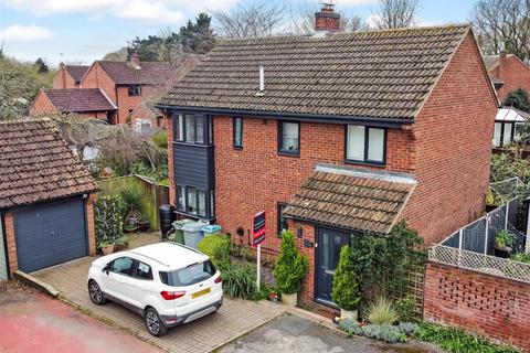 4 bed property, in The Park, £275,000