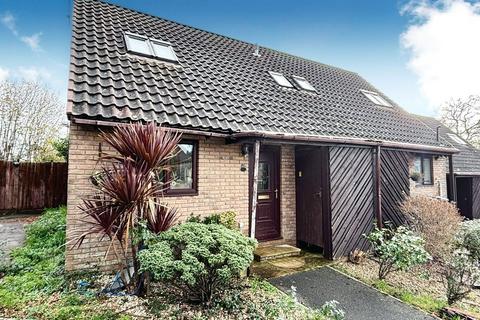 2 bed property, in Robins Court, £200,000