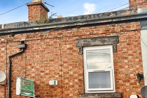 1 bed property, in High Street, £100,000