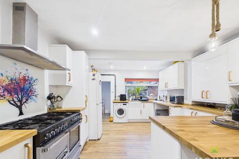 3 bed property, in Aston Road, £230,000