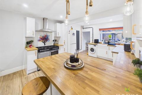 3 bed property, in Aston Road, £230,000