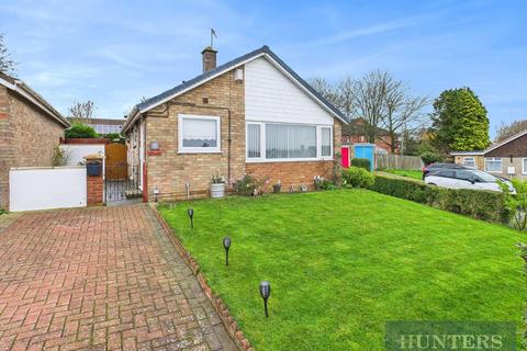 2 bed property, in Leighton Close, £225,000