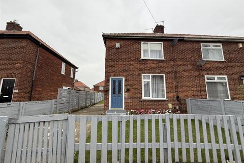 2 bed property, in Myrtle Road, £100,000