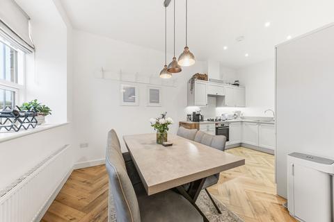2 bed property, in Bobbin Row, £240,000